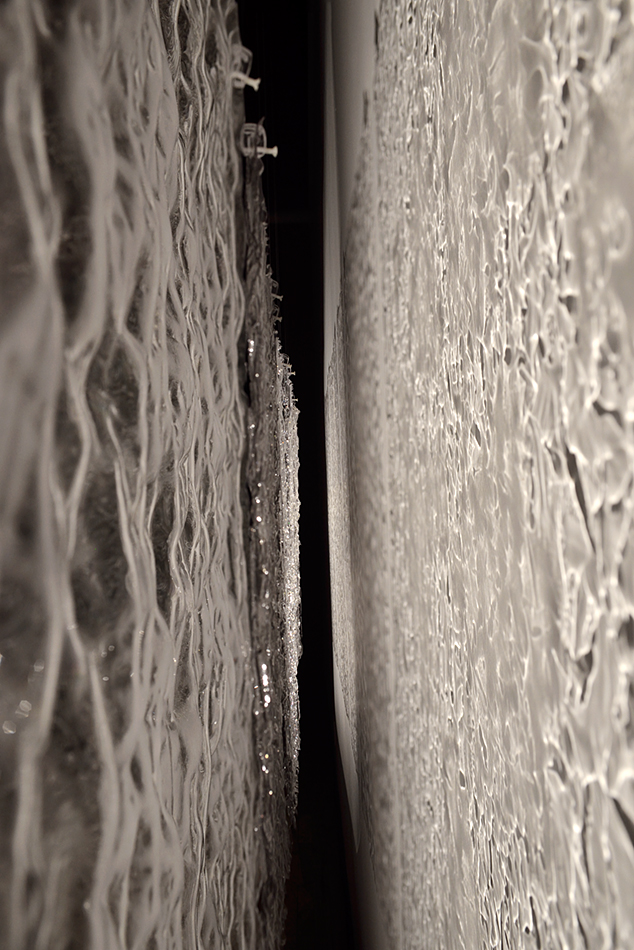 Rideau de glace / Ice curtain II - close-up of side view